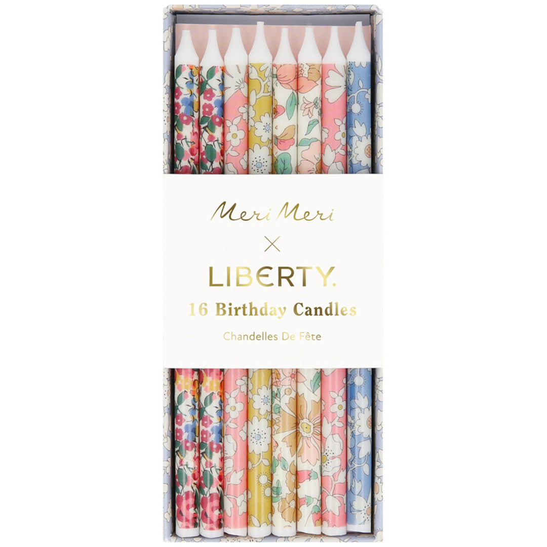 De verpakking van Meri Meri Liberty verjaardagskaarsen met 16 stuks en bloemmotieven.