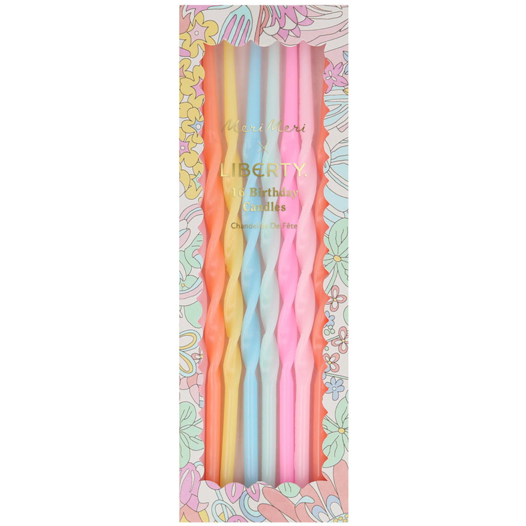 Verpakking van Meri Meri regenboog spiraal verjaardagskaarsen met Liberty print.