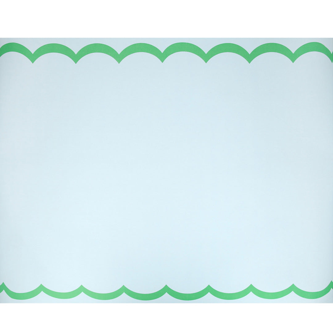Meri Meri blauwe tafelloper met groene geschulpte randen.