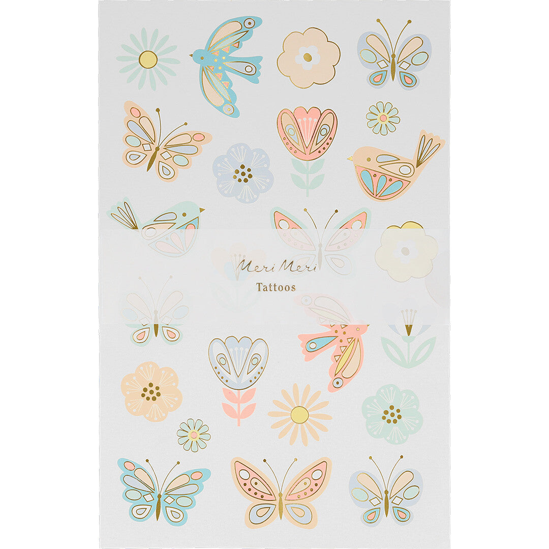 Meri Meri tijdelijke tatoeages voor kinderen met vogels, vlinders en bloemen in pastelkleuren, met de tekst 'Meri Meri Tattoos' op het vel.