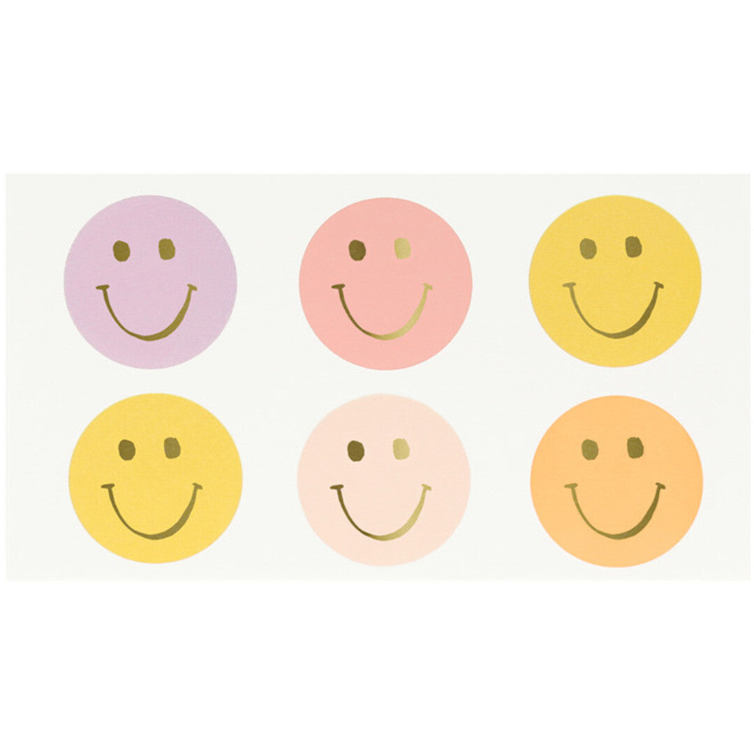 Zes ronde tijdelijke tatoeages met gouden smiley gezichtjes in verschillende pastelkleuren.