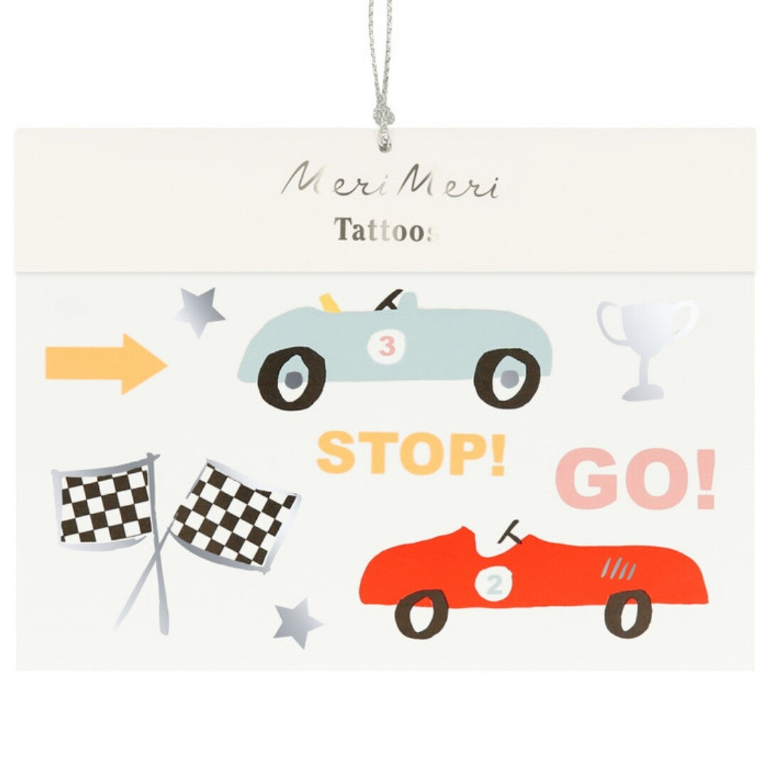 Verpakking van Meri Meri tijdelijke tatoeages voor kinderen met raceauto's, finishvlaggen en de woorden 'STOP!' en 'GO!'.