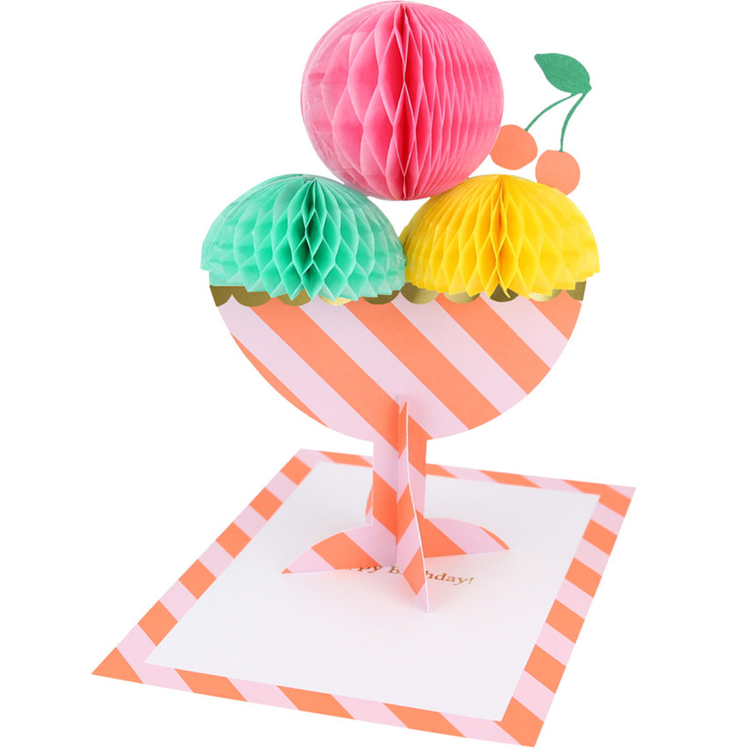 Meri Meri pop-up verjaardagskaart in de vorm van een ijscoupe met drie bolletjes ijs en kersen, opengeklapt.