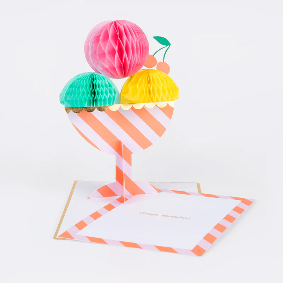 Meri Meri pop-up verjaardagskaart in de vorm van een ijscoupe met drie bolletjes ijs en kersen, opengeklapt op een witte achtergrond.