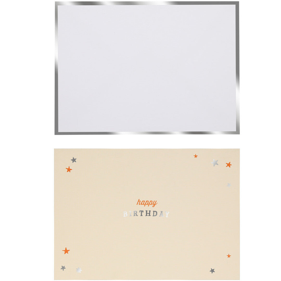 Witte envelop met zilveren rand en een beige kaart met 'happy BIRTHDAY' en sterren.