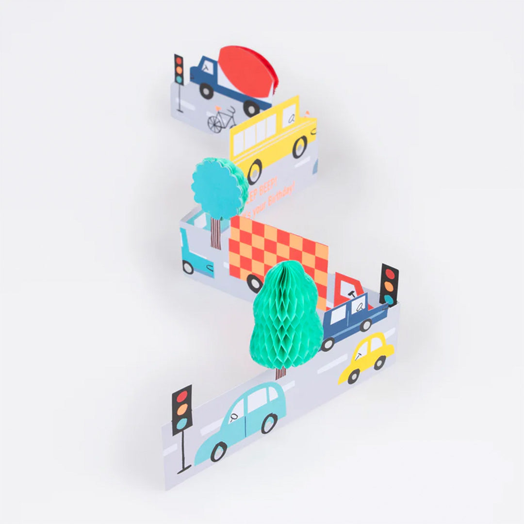 Meri Meri transport verjaardagskaart van bovenaf gezien, zigzag gevouwen met 3D-voertuigen en bomen.