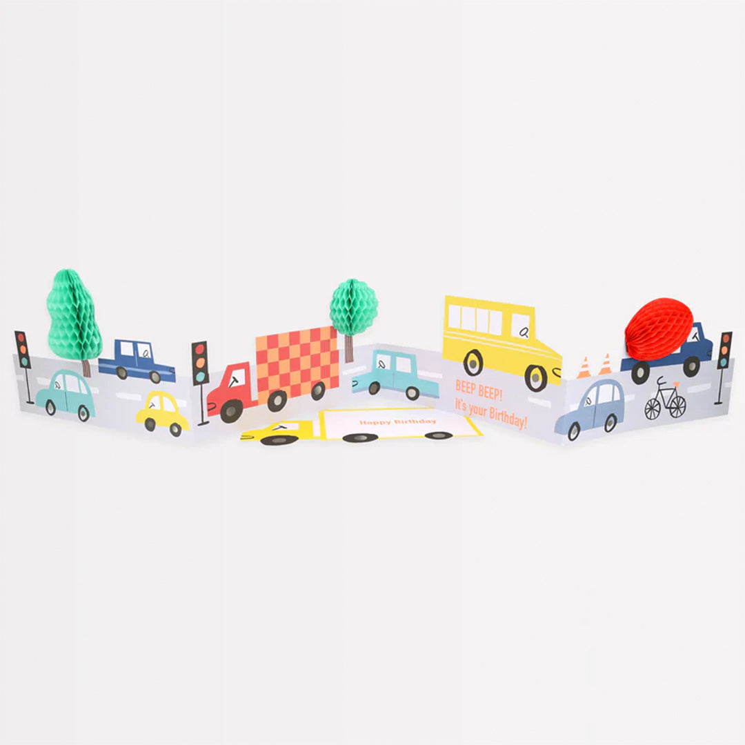 Meri Meri transport verjaardagskaart uitgevouwen met een wegscène, diverse voertuigen en pop-up decoraties.
