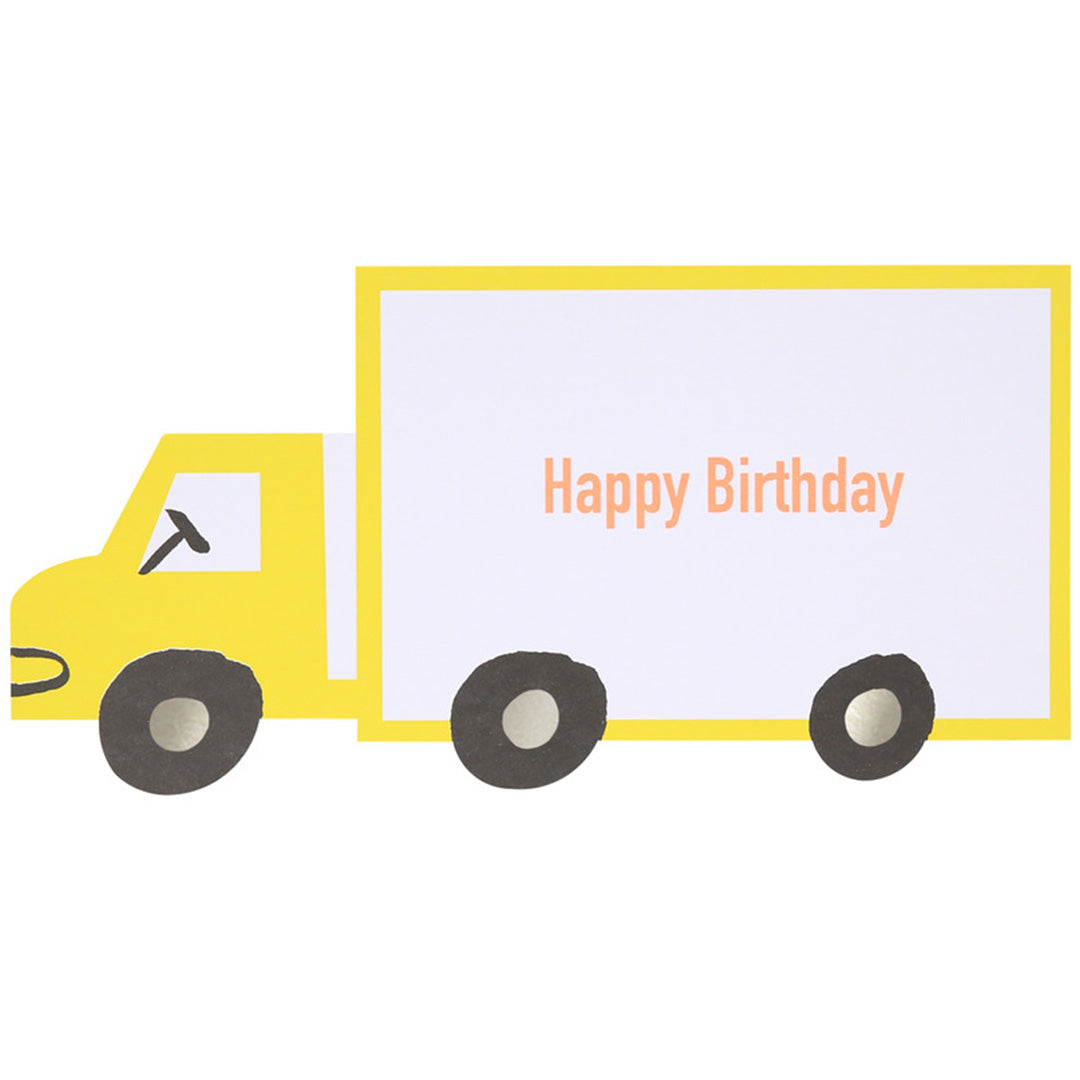 Detail van een gele vrachtwagenkaart met de tekst 'Happy Birthday' erop.