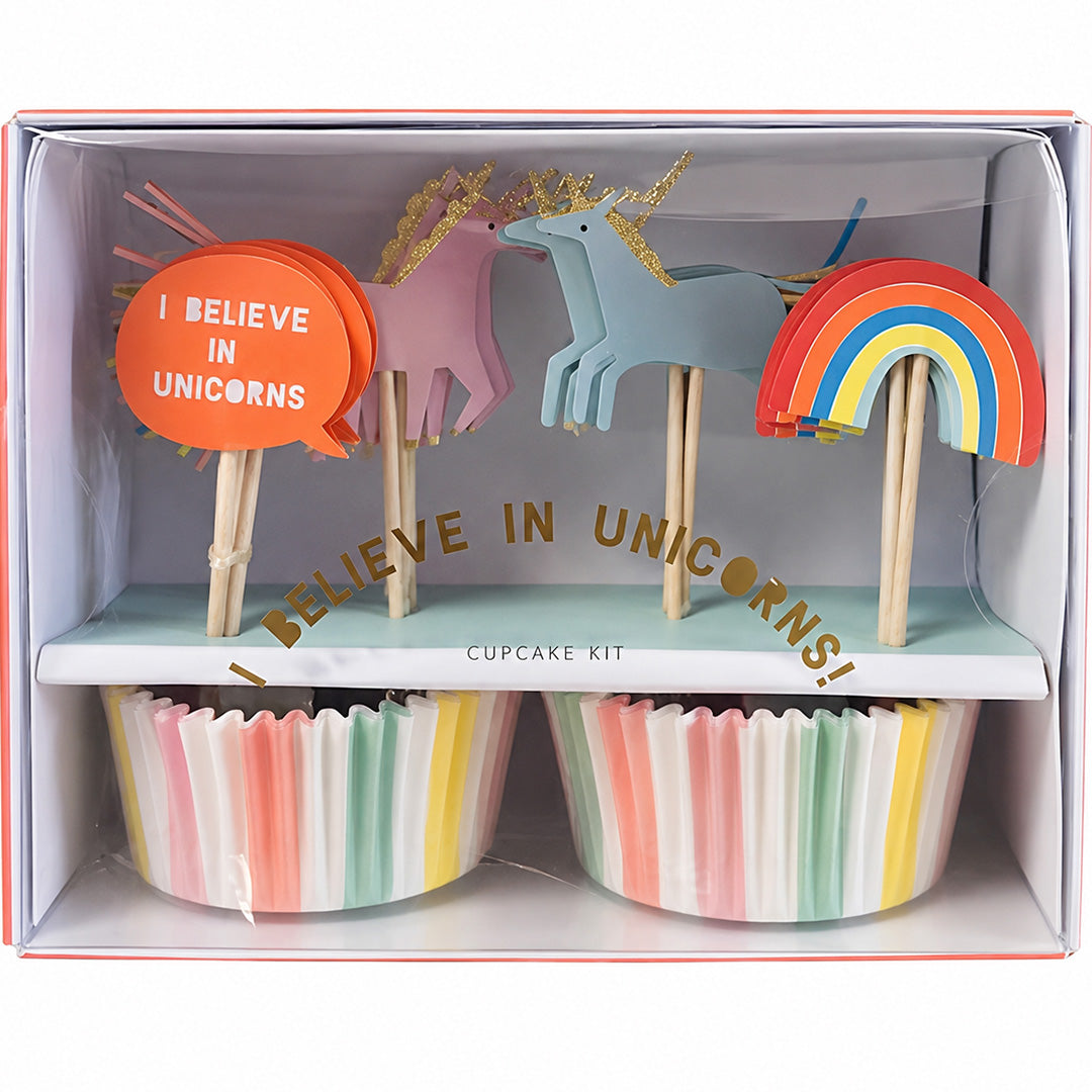 Verpakking van de meri meri eenhoorn cupcake decoratieset met gestreepte wrappers en toppers van eenhoorns en regenbogen.
