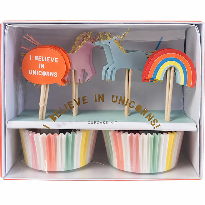 Verpakking van de meri meri eenhoorn cupcake decoratieset met gestreepte wrappers en toppers van eenhoorns en regenbogen.