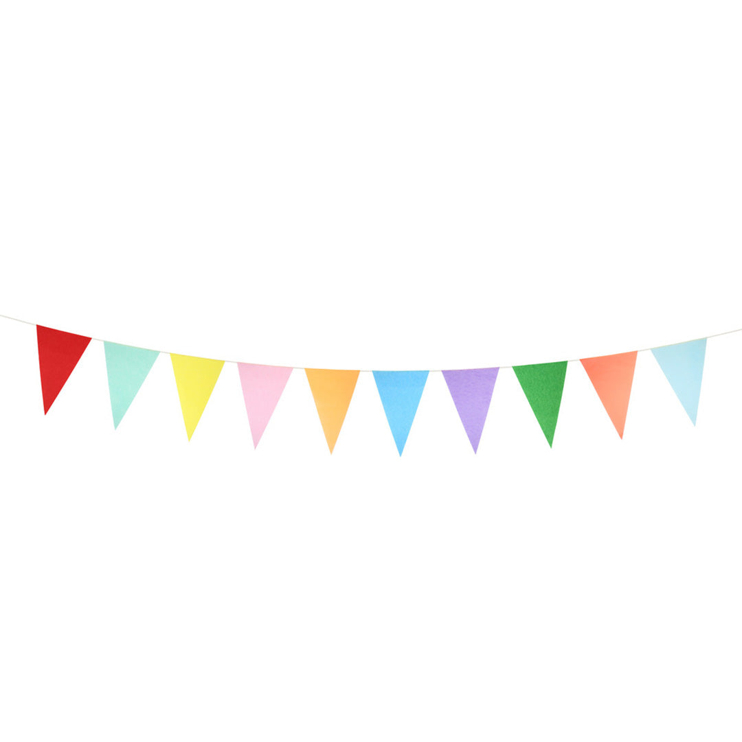 Meri Meri slinger met vlaggetjes in heldere regenboogkleuren, hangend tegen een witte achtergrond.
