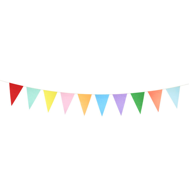 Meri Meri slinger met vlaggetjes in heldere regenboogkleuren, hangend tegen een witte achtergrond.