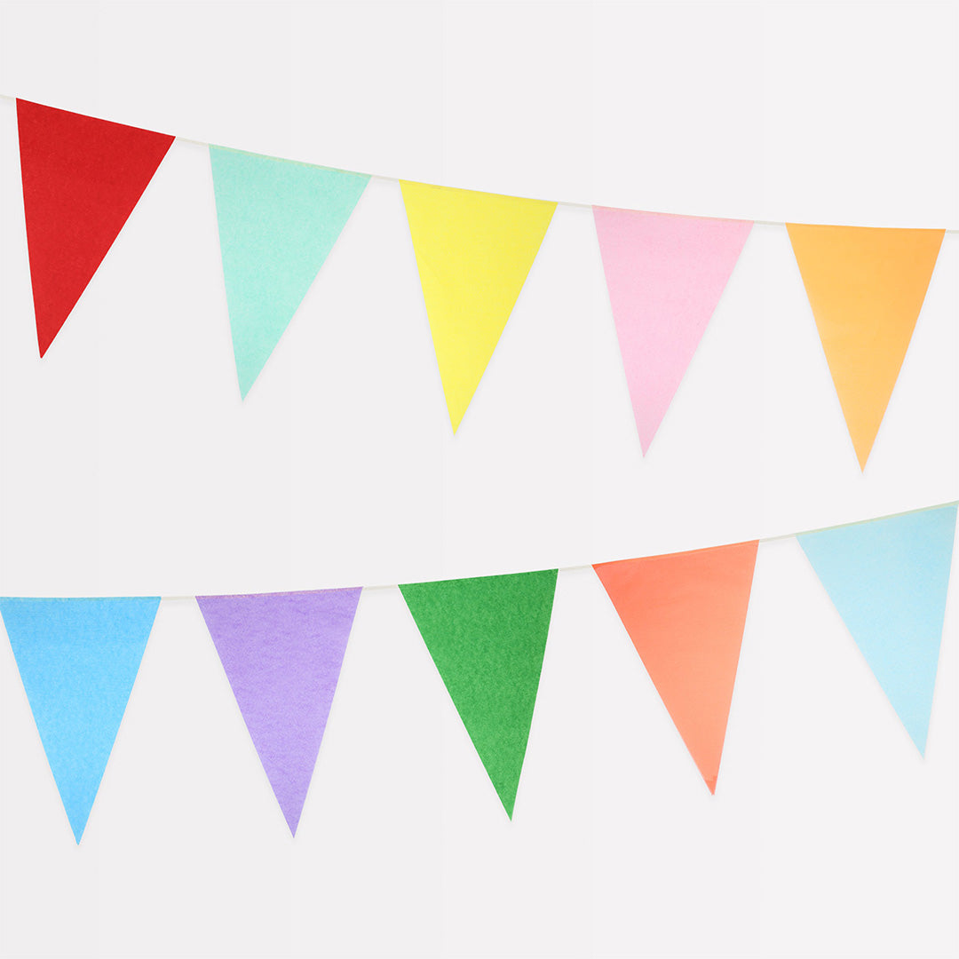 Detail van twee rijen Meri Meri vlaggetjesslingers in heldere, diverse kleuren.