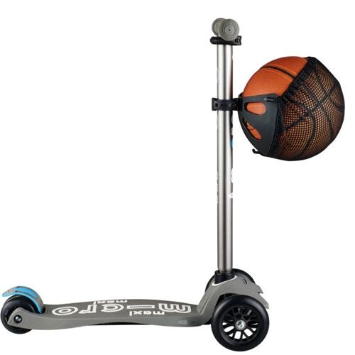 Micro balnet met basketbal bevestigd aan een grijze Micro Maxi step.