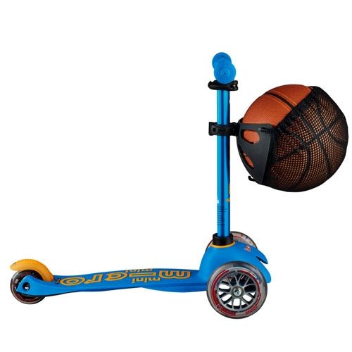 Micro balnet met basketbal bevestigd aan een blauwe Micro Mini step.