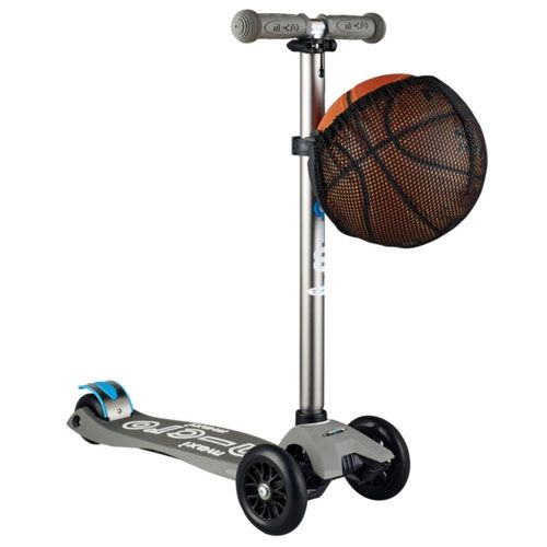 Micro balnet met basketbal bevestigd aan een grijze Micro Maxi step.