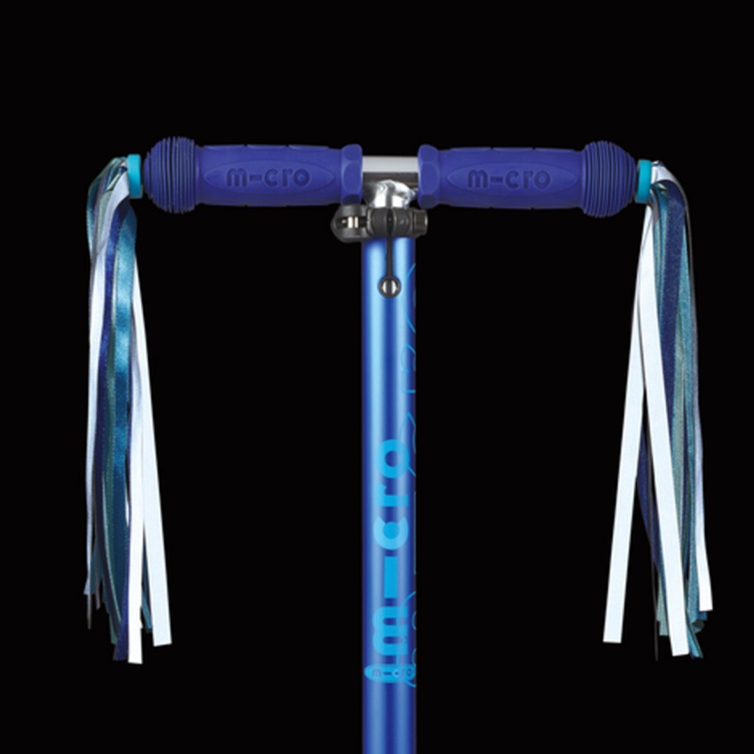 Micro stuurslingers in blauw en wit aan een blauw stuur van een kinderstep.