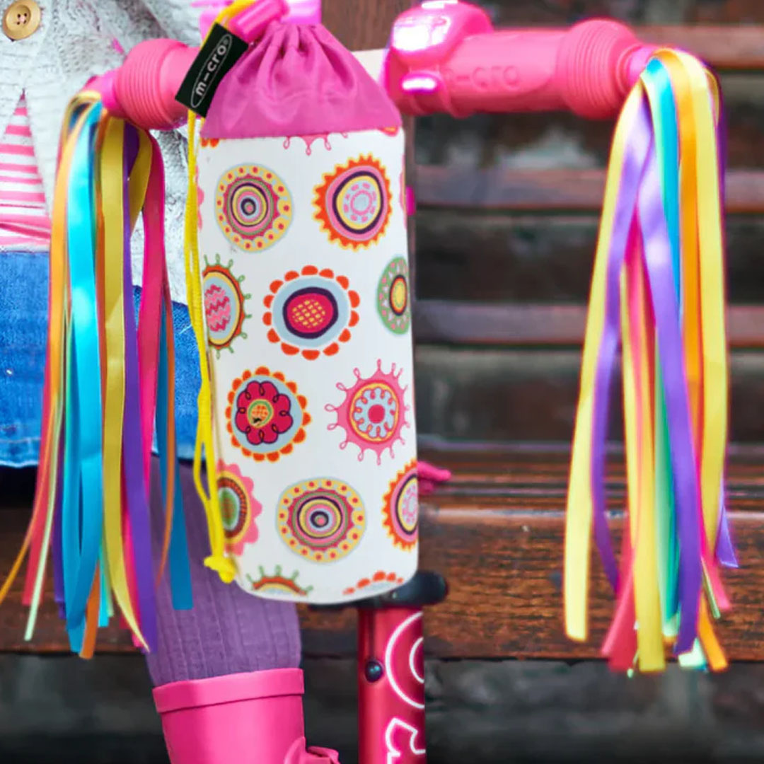 Micro stuurslingers in neonkleuren aan een kinderstep stuur, met een tasje eraan.