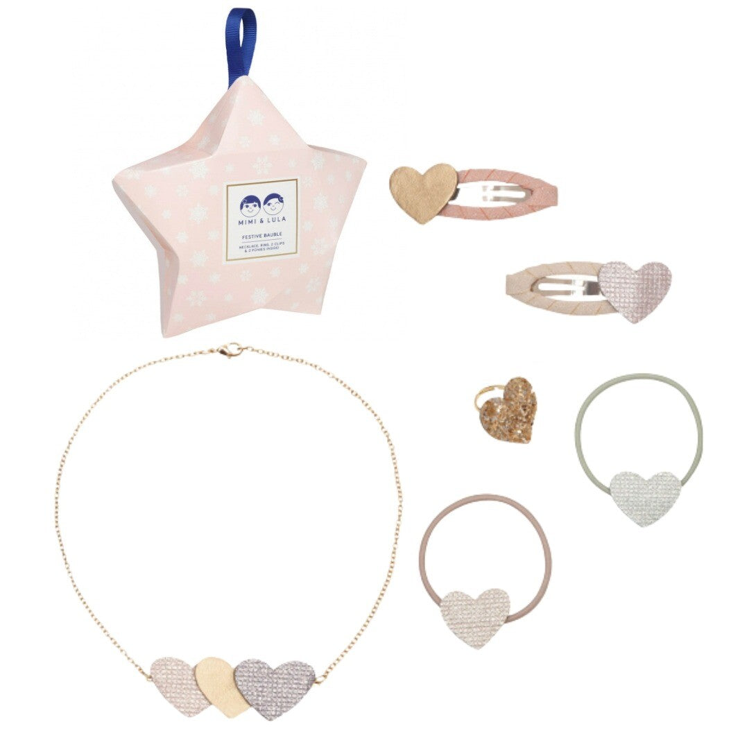 Mimi & Lula kinderaccessoires set met hartjes, inclusief ketting, ring, haarclips en haarelastieken, naast de roze ster-vormige verpakking.