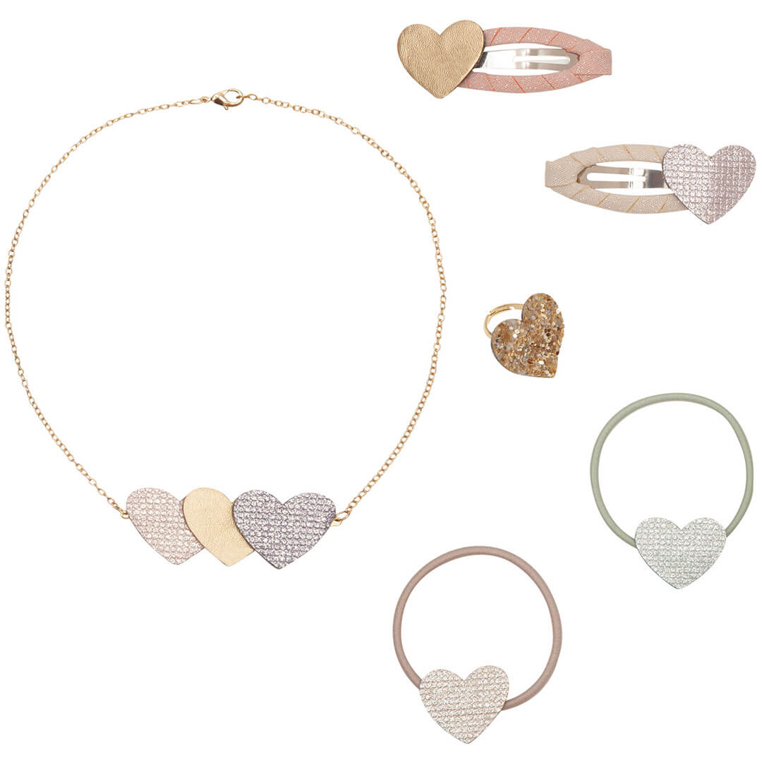 Mimi & Lula kinderaccessoires set met hartjes, bestaande uit een ketting, ring, twee haarclips en twee haarelastieken.