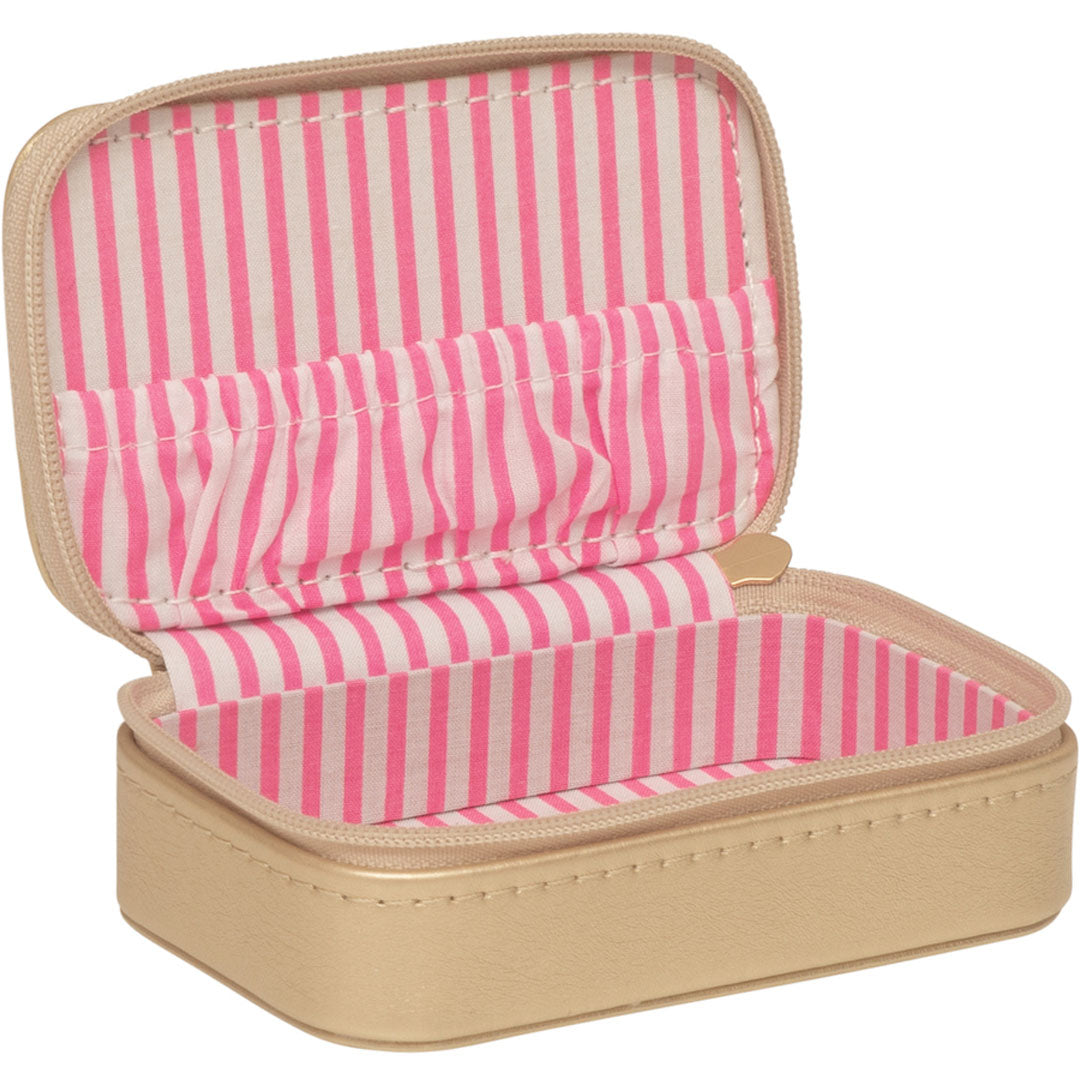 Open gouden sieradendoosje met roze en wit gestreepte voering.