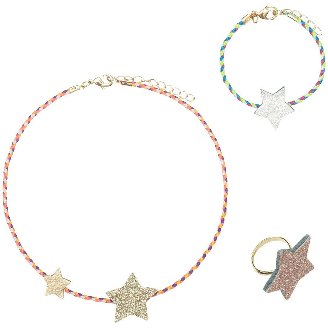 Mimi & Lula 3-delige sieradenset voor kinderen met een veelkleurige gevlochten ketting, armband en ring, allemaal versierd met sterren.