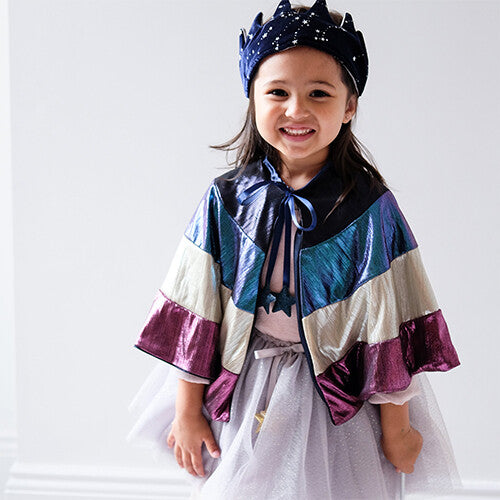 Lachend meisje draagt de mimi & lula grijze tule kinderrok met een kleurrijke cape en een sterrenkroon.