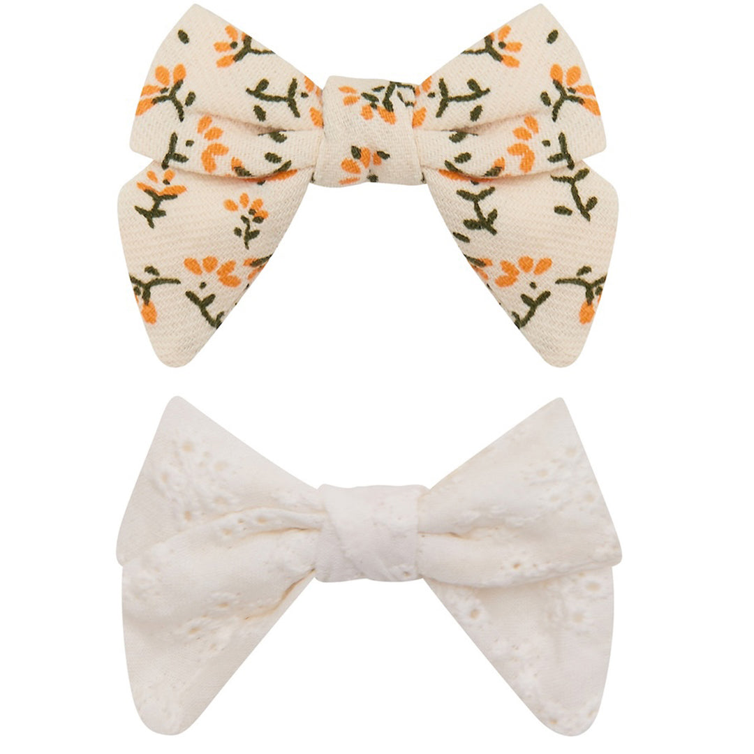 Twee mimi & lula haarclipjes voor kinderen, één beige met oranje bloemen en één wit met textuur.