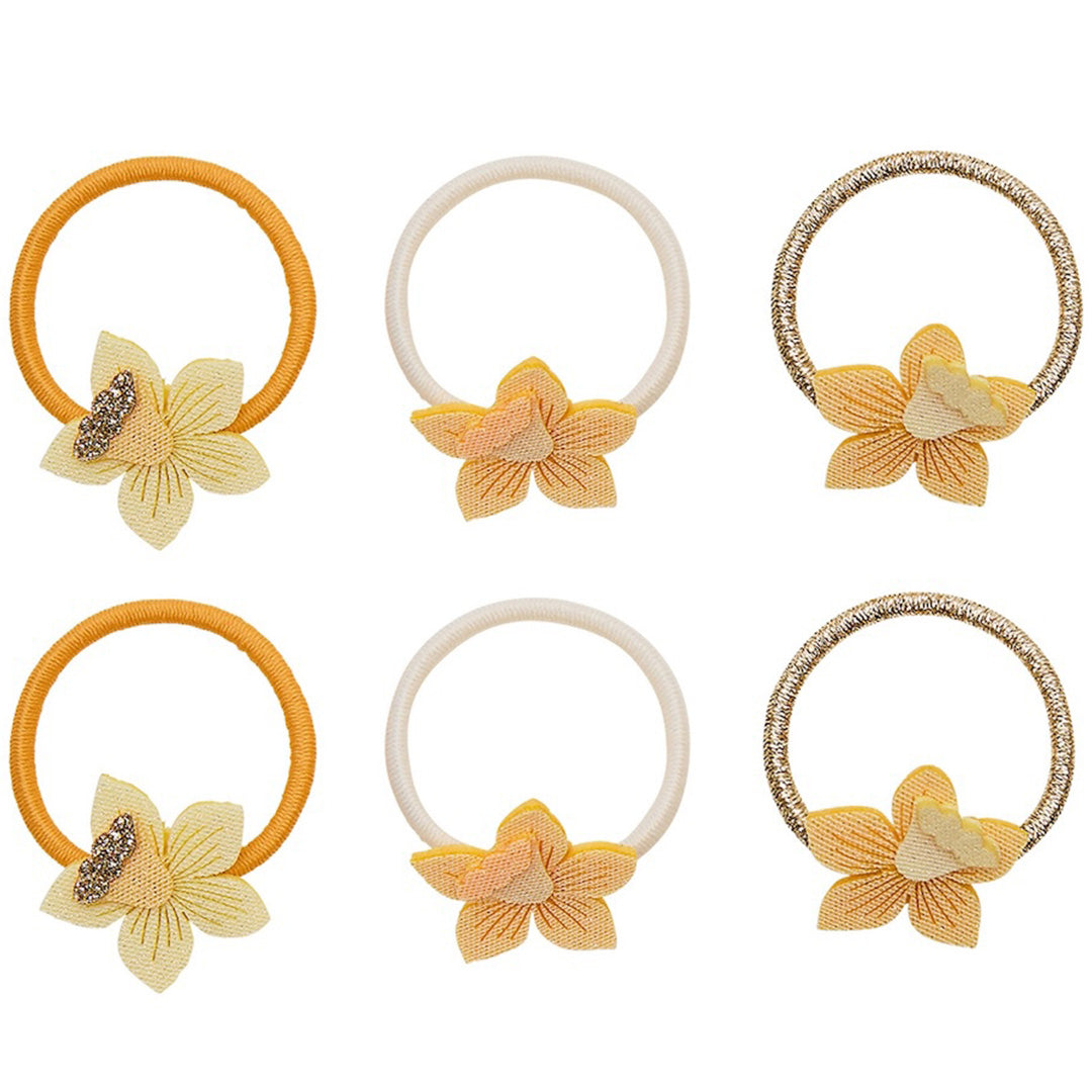 Zes mimi & lula haarelastiekjes voor kinderen met gele narcisbloemen.