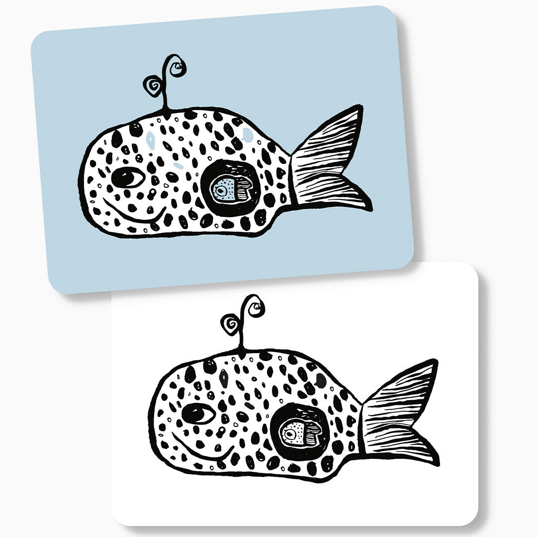 Twee Mini Coco educatieve flashcards voor baby's met een walvis, één op een blauwe en één op een witte achtergrond.