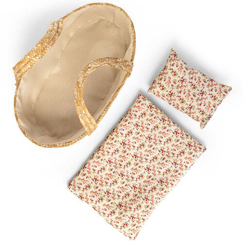 mini mommy poppenreiswieg van stro met los gebloemd dekbed en kussen ernaast.