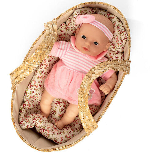 mini mommy poppenreiswieg met een baby pop in een roze pakje liggend op gebloemd beddengoed.