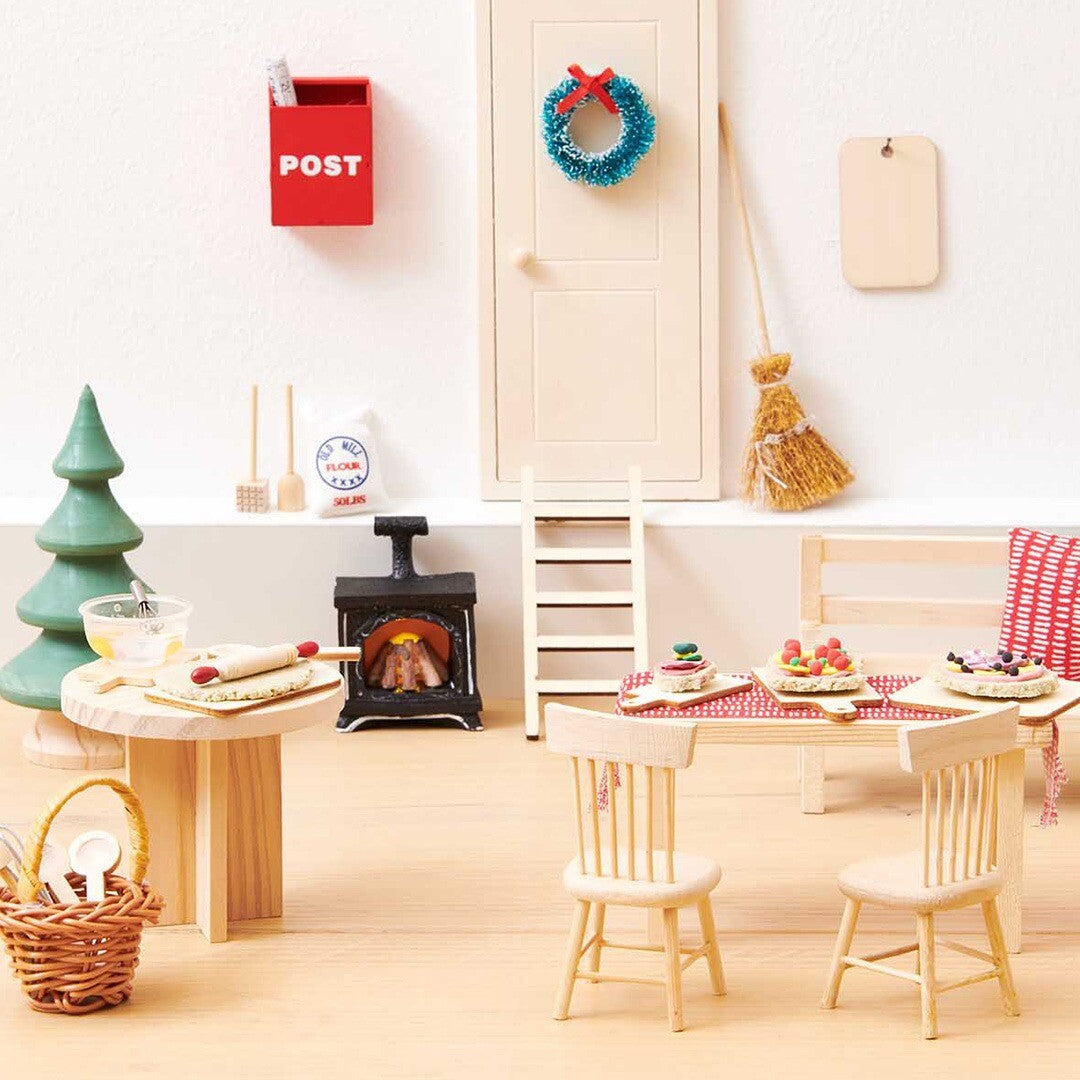Een gedetailleerde demonstratie van een poppenhuis interieur met meubels en accessoires.