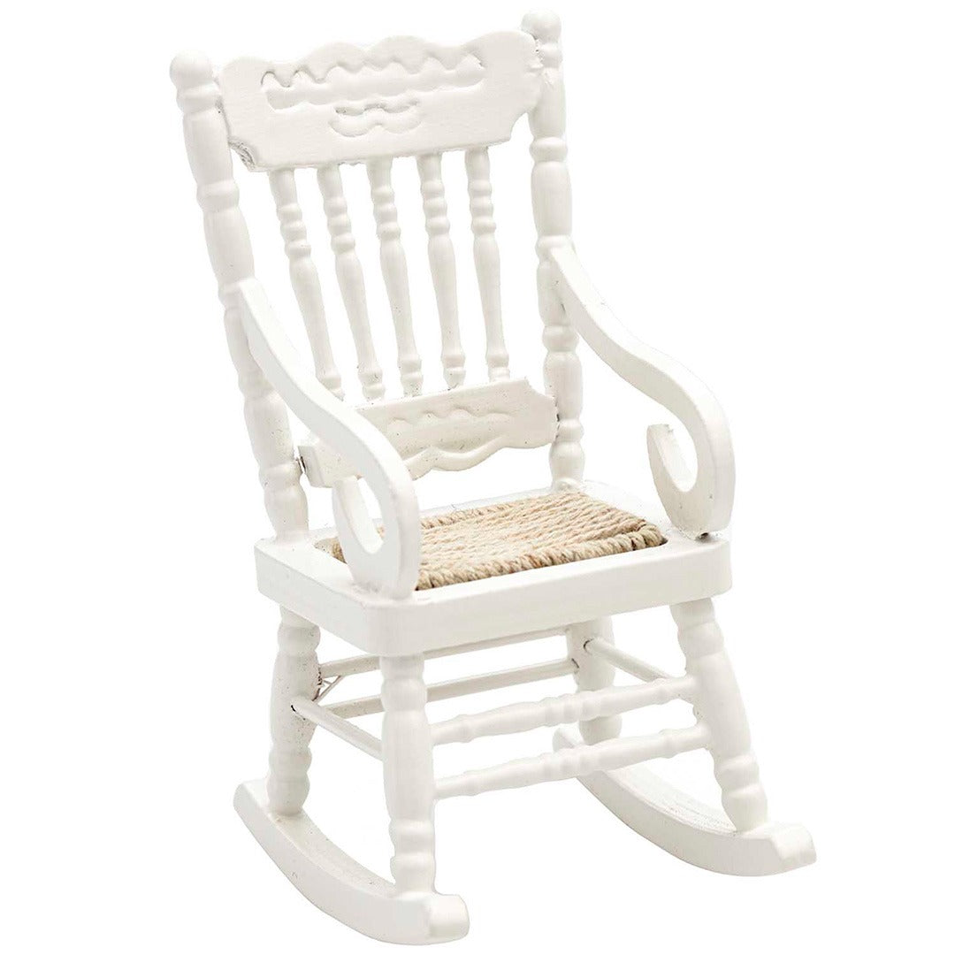 Rico Design witte miniatuur houten schommelstoel met gevlochten zitting, een accessoire voor poppenhuizen.