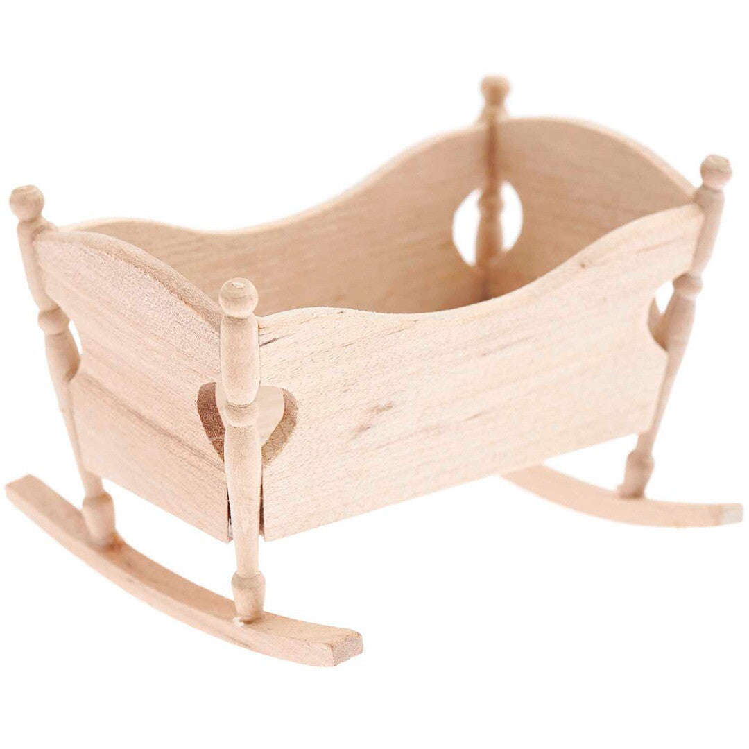 Rico Design miniatuur houten wiegje voor een poppenhuis, schuin van voren gefotografeerd.