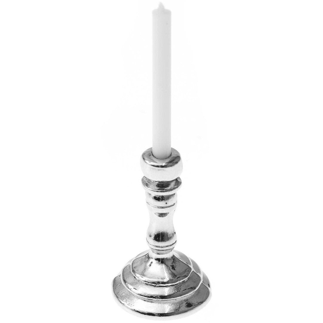 Rico Design zilveren miniatuur kaarshouder met een witte kaars, een poppenhuis accessoire.