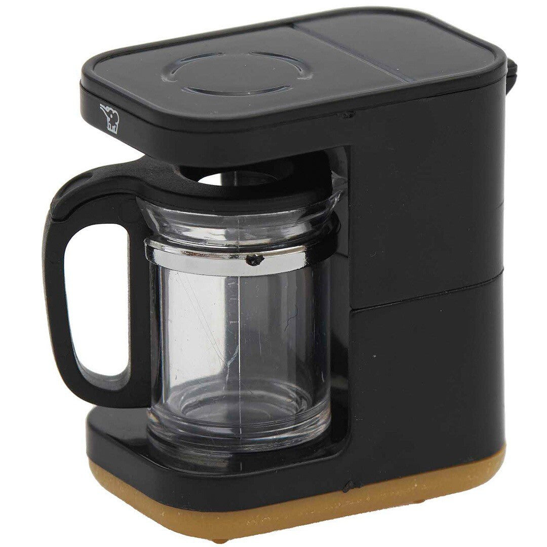 Rico Design miniatuur zwarte plastic koffiemachine voor poppenhuizen.