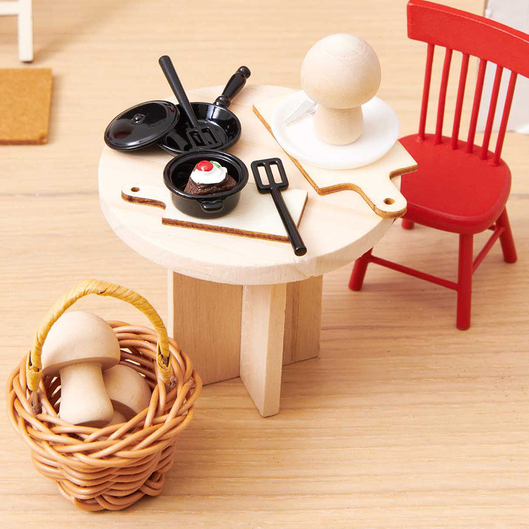 Rico Design miniatuur rotan mandje met houten paddenstoelen in een poppenhuiskeuken.