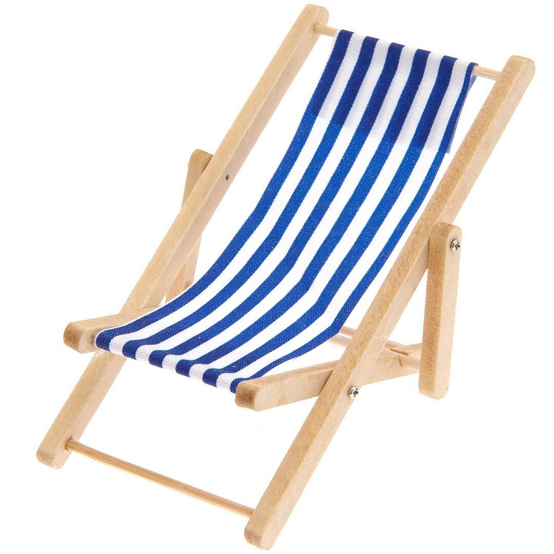 Rico Design miniatuur strandstoel met blauw-wit gestreepte stoffen zitting en houten frame.
