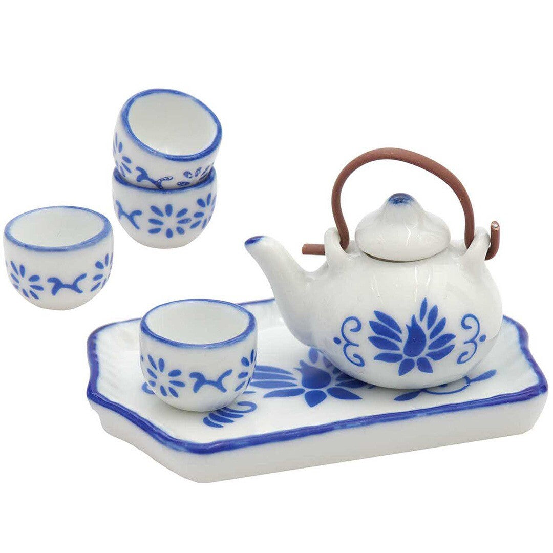 Rico Design miniatuur theeset voor poppenhuizen, wit met blauw gebloemd patroon, bestaande uit een theepot, dienblad en vier kopjes.