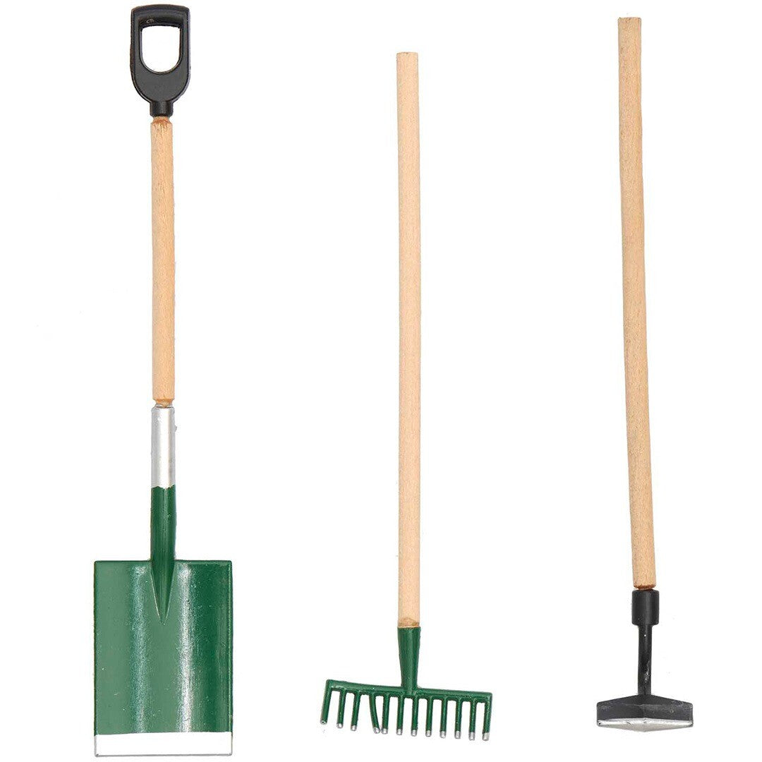 Rico Design miniatuur tuingereedschap set met een groene schep, hark en schoffel.