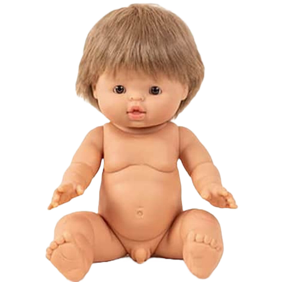 Minikane babypop Achille, zittend en naakt, met lichtbruin haar.