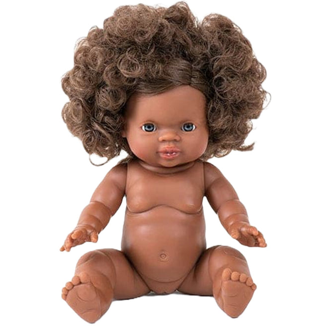 Minikane babypop Charlie met donkere huid, krullend bruin haar en blauwe ogen, zittend.