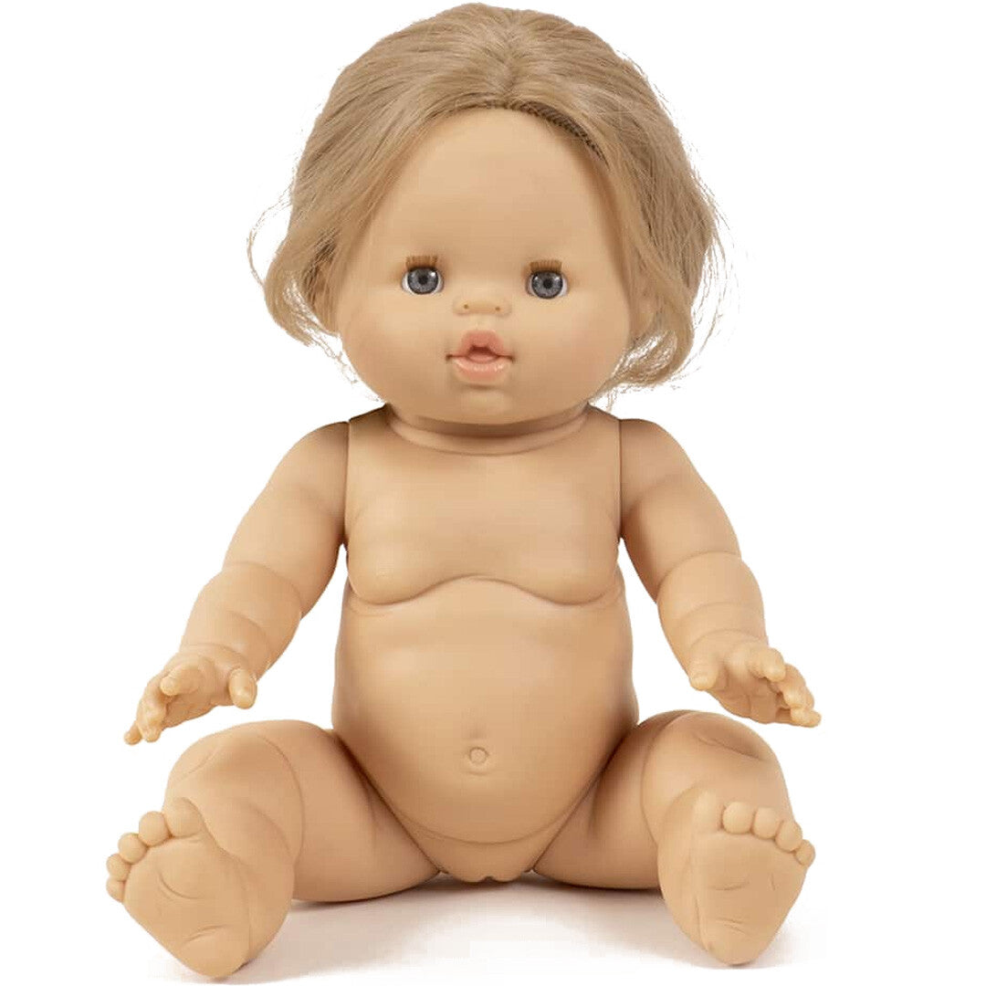 Minikane babypop Eleanor met blond haar en blauwe ogen, zittend van voren.
