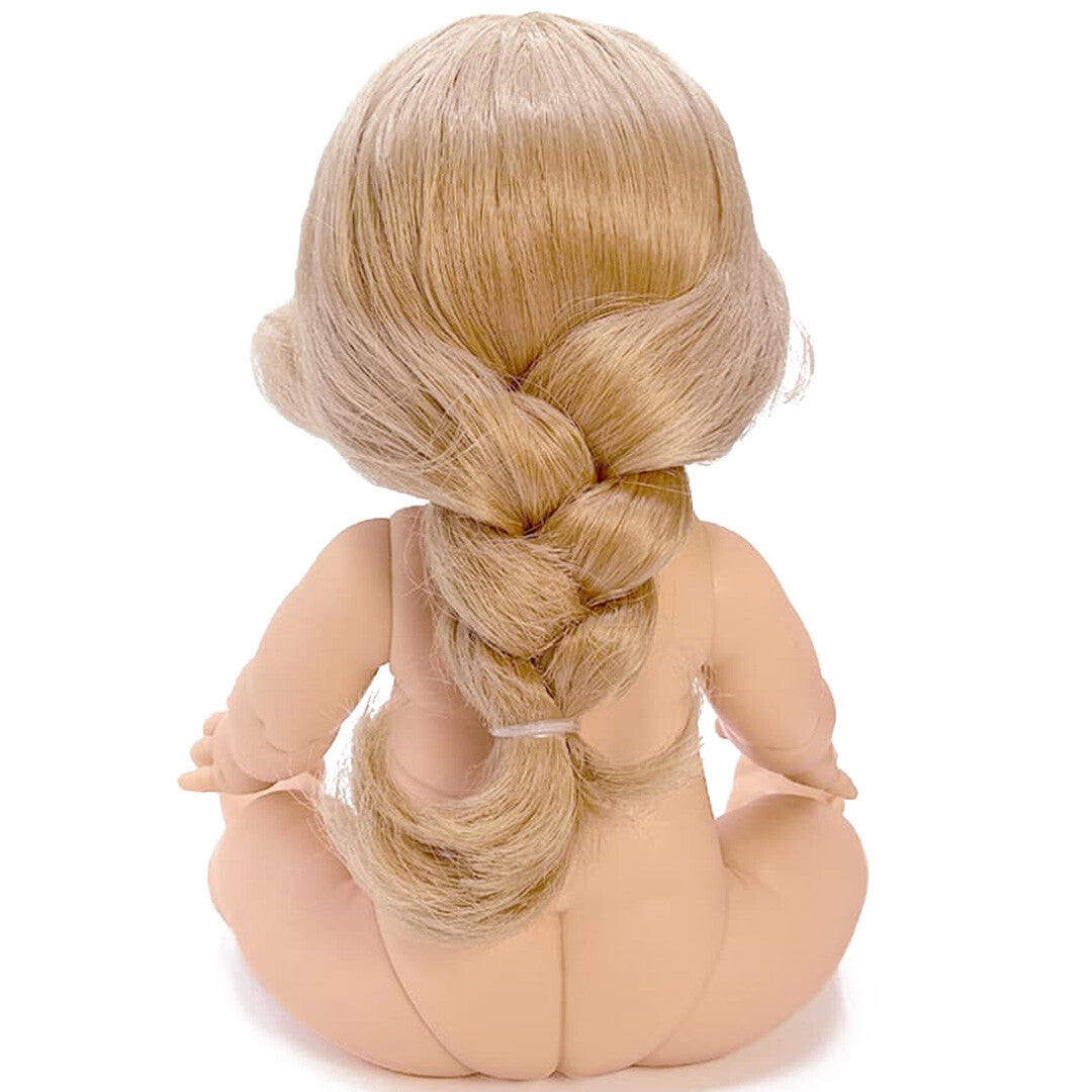 De Minikane babypop Eleanor van achteren gezien, met blond haar in een vlecht.