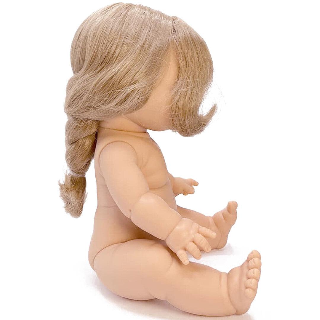 De Minikane babypop Eleanor zittend, van de zijkant gezien.