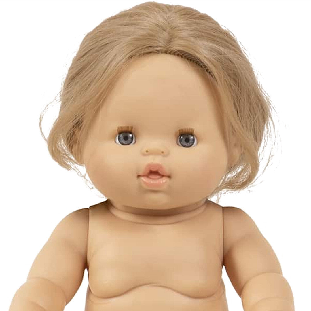 Detail van het gezicht en bovenlichaam van de Minikane babypop Eleanor.