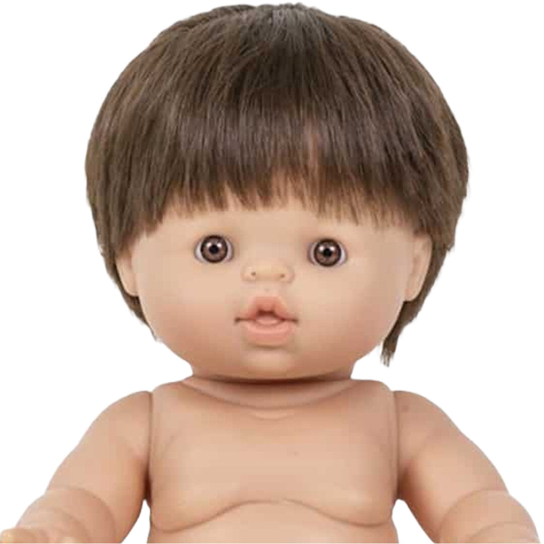 Gezichtsdetail van de Minikane babypop Jules met bruin haar en bruine ogen.