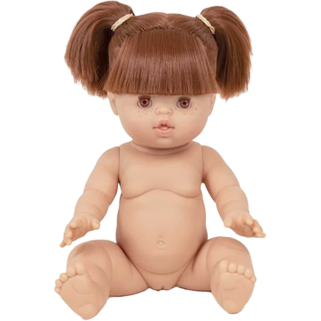Minikane babypop meisje met bruin haar in staartjes en sproetjes, zittend.