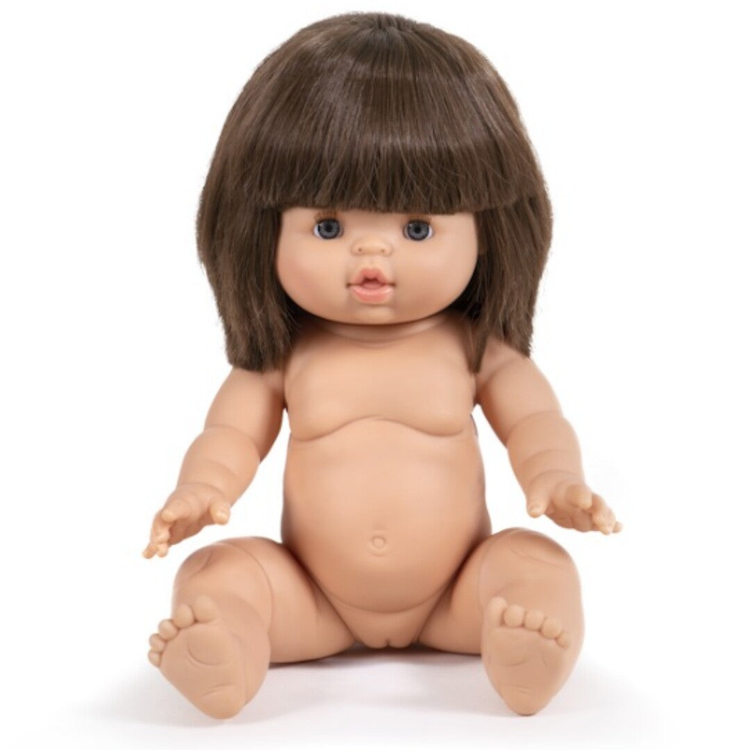 Minikane babypop met bruin haar en blauwe ogen, zittend.